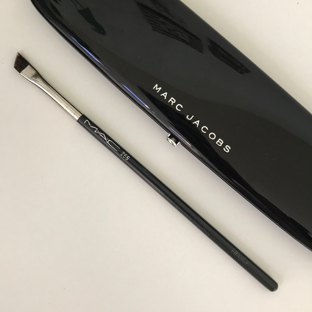 MAC Cosmetics 266 small angled brush